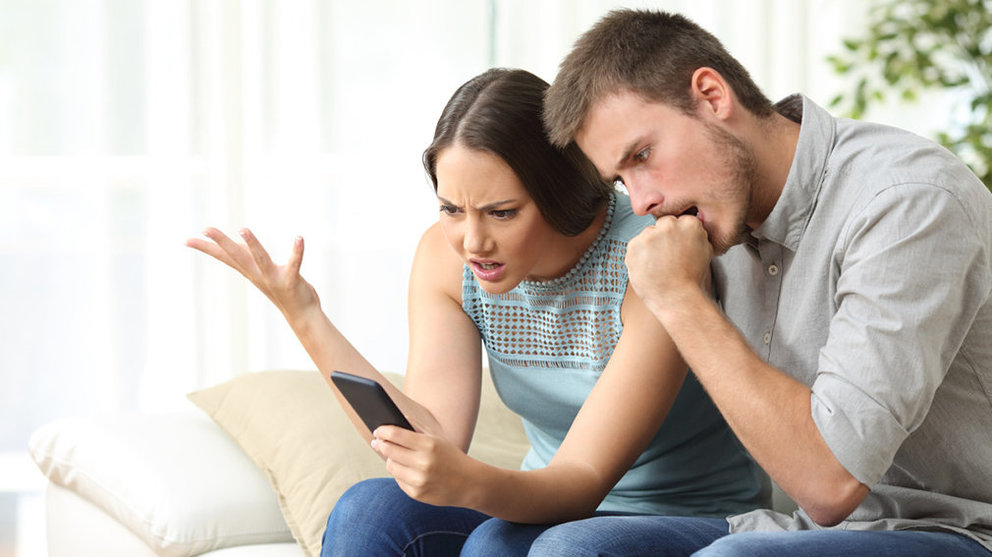 Una pareja joven se sorprende al observar las consecuencias de una aplicación automática en su teléfono móvil ARCHIVO