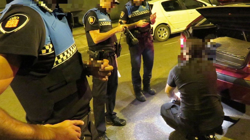 Los agentes locales de Tudela detienen a un conductor que se ha dado a la fuga de forma temeraria y agresiva por las calles de la capital ribera POLICÍA LOCAL DE TUDELA