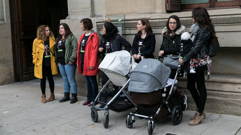 El grupo que solicita la devolución del dinero tributado en sus prestaciones de maternidad asiste al pleno del Parlamento de Navarra (02). IÑIGO ALZUGARAY