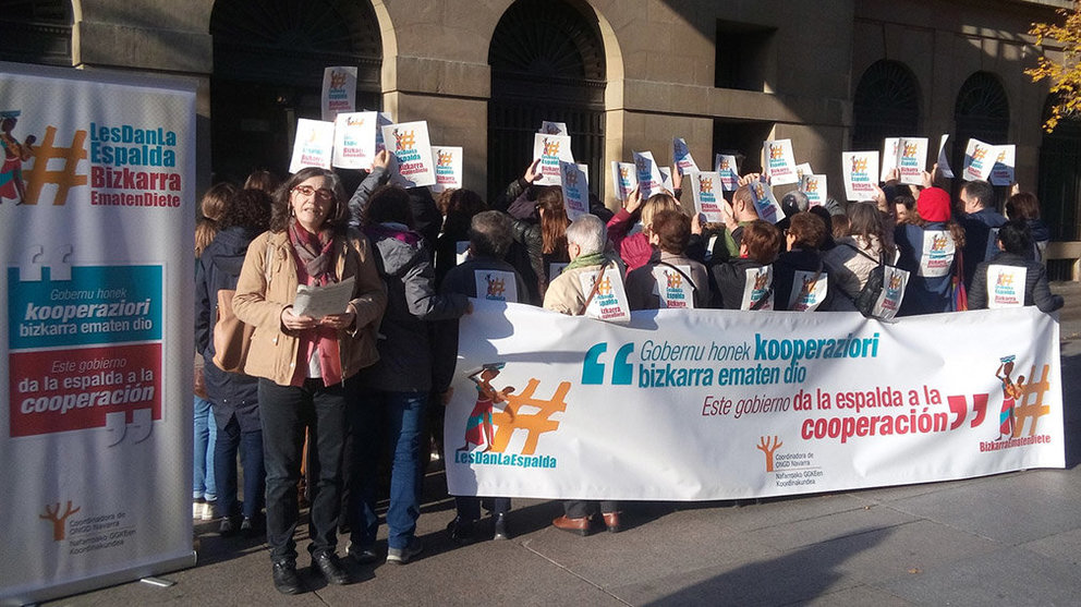 ONGD de Navarra se concentra frente a la sede del Gobierno foral para denunciar que se da la espalda a las políticas de cooperación EUROPA PRESS