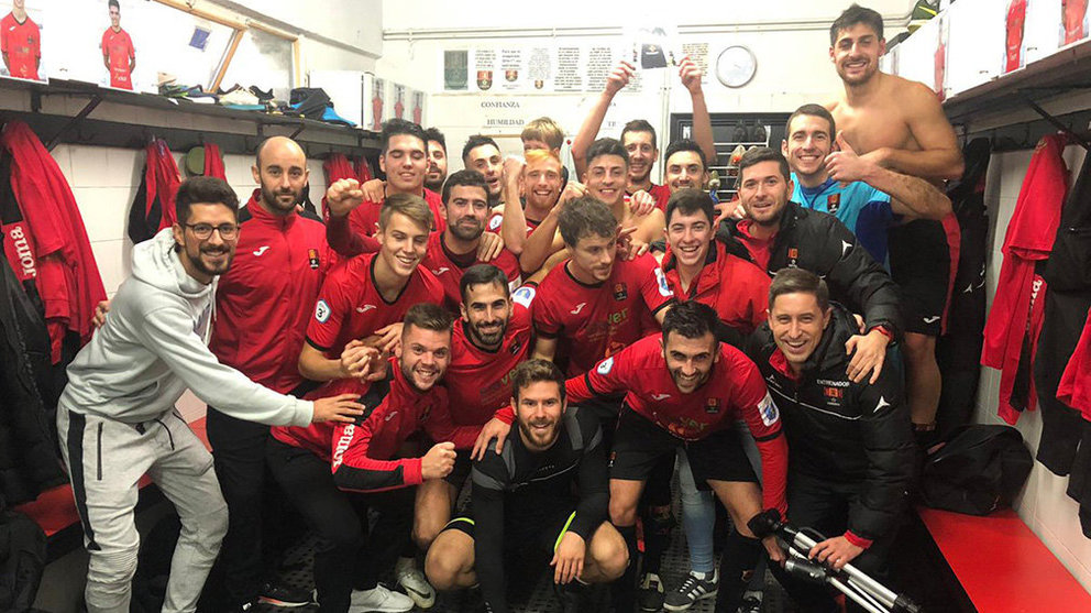 El CD Cortes disfruta de su victoria sobre Osasuna en el vestuario local. Twitter Cortes.