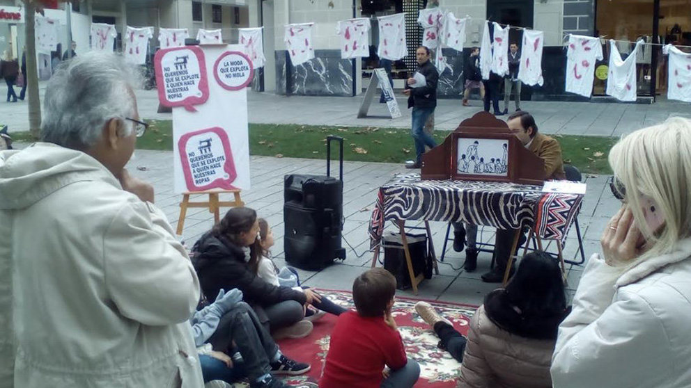 Imagen de la acción solidaria celebrada en Pamplona en contra de la esclavitud infantil CEDIDA