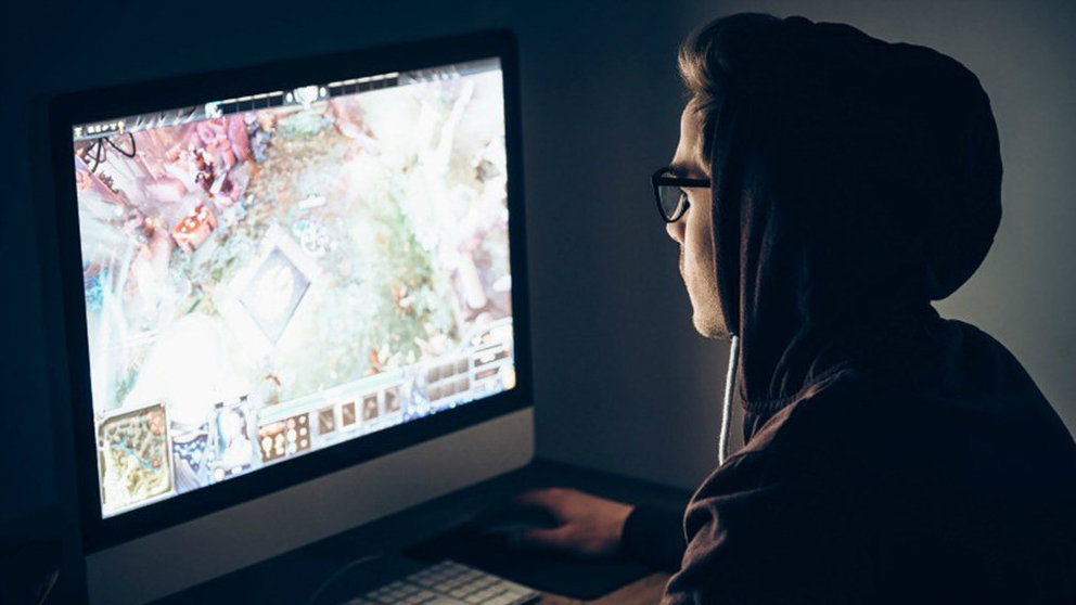 Imagen de un hacker jugando a un videojuego en un ordenador. ARCHIVO