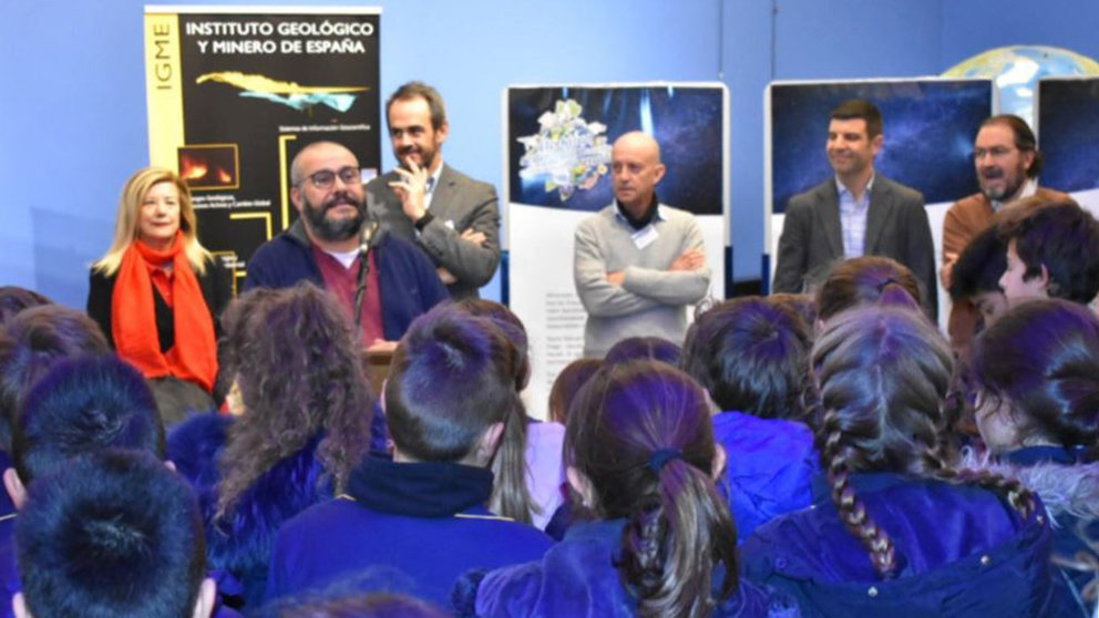 Javier Armentia, director del Planetario de Pamplona, muestra a unos escolares la exposición Los minerales esenciales para un futuro sostenible PLANETARIO