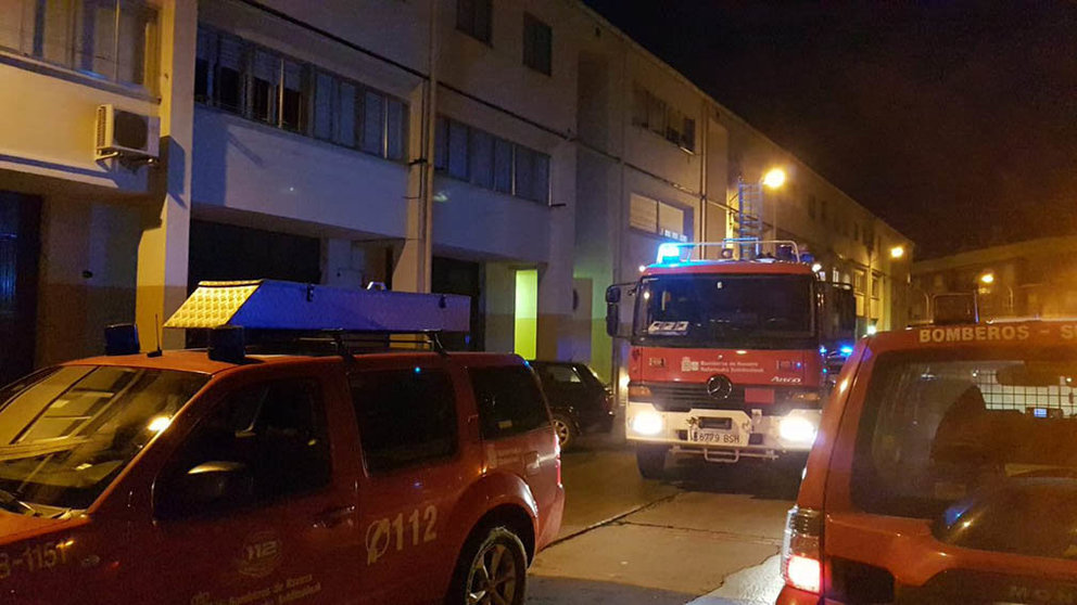 Los bomberos apagan un pequeño incendio desatado en una vivienda en San Adrián