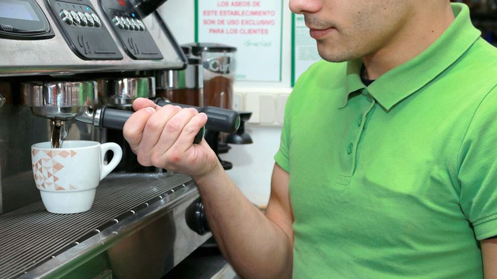 Imagen de un hombre sirviendo un café en un bar ARCHIVO