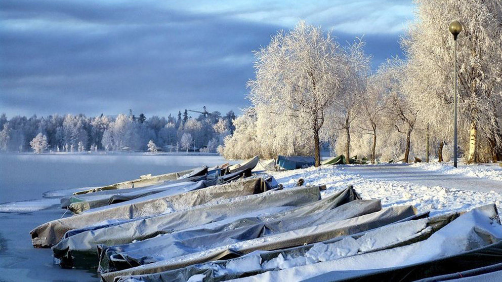 Imagen de un lago nevado en Finlandia. ARCHIVO
