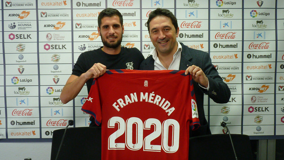 Fran Mérida y Braulio Vázquez sostienen la camiseta con el número 2020 en Tajonar. Navarra.com