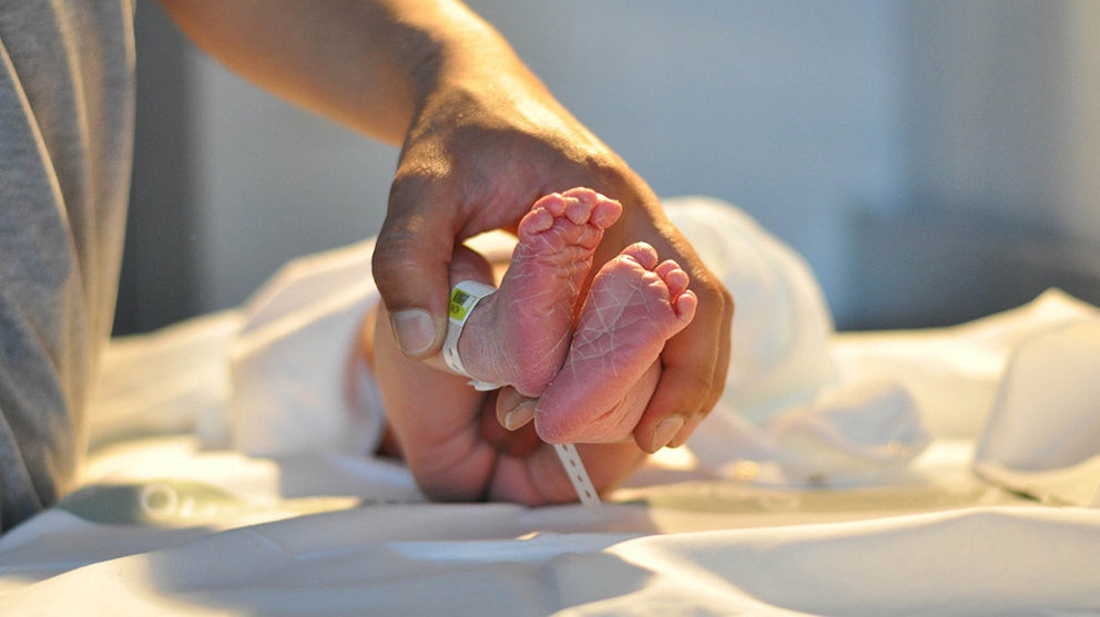 Un médico se dispone a realizar la prueba del talón a un bebé recién nacido ARCHIVO