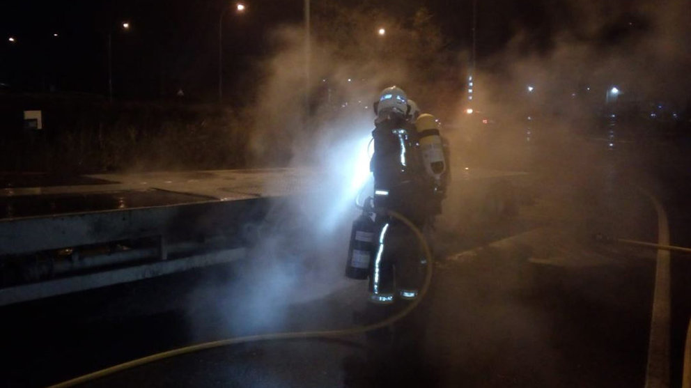 Los bomberos extinguen un incendio producido en Tudela en una tabarra de un camión. BOMBEROS DE NAVARRA