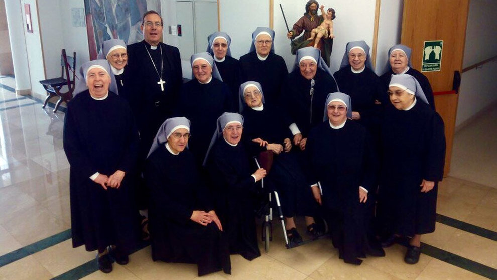 Una imagen del arzobispo de Pamplona junto a las hermanitas de los pobres. PARROQUIA DE SAN LORENZO