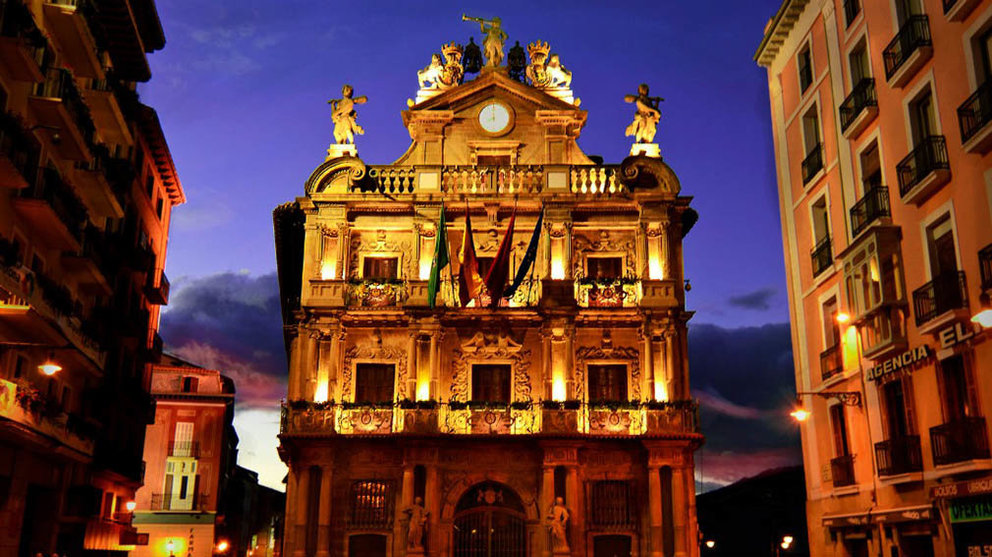 La icónica fachada del Ayuntamiento de Pamplona durante un atardecer.