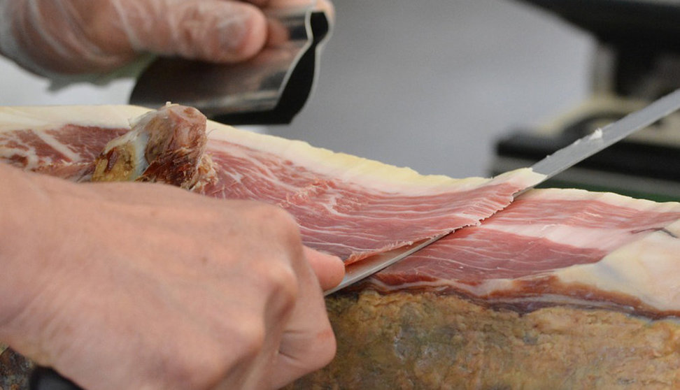 Un maestro jamonero corta una pata de jamón con un chuchillo ARCHIVO