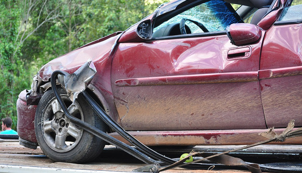 Imagen de un coche accidentado con abundantes daños en la carrocería y ventanillas ARCHIVO