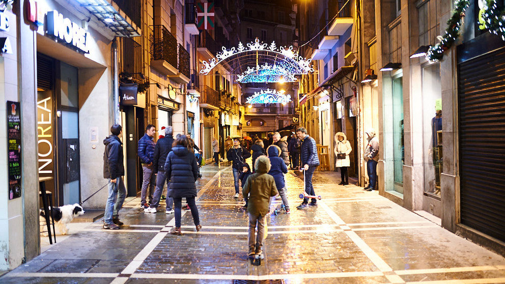 Las luces de navidad adornan Pamplona a menos de un mes de la Navidad. MIGUEL OSÉS 2