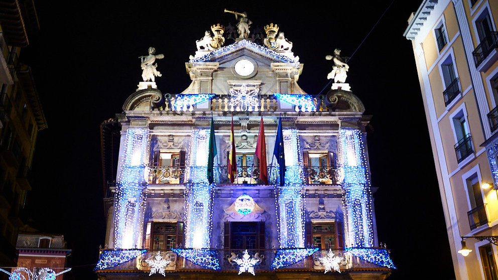 Las luces de navidad adornan Pamplona a menos de un mes de la Navidad. MIGUEL OSÉS 5