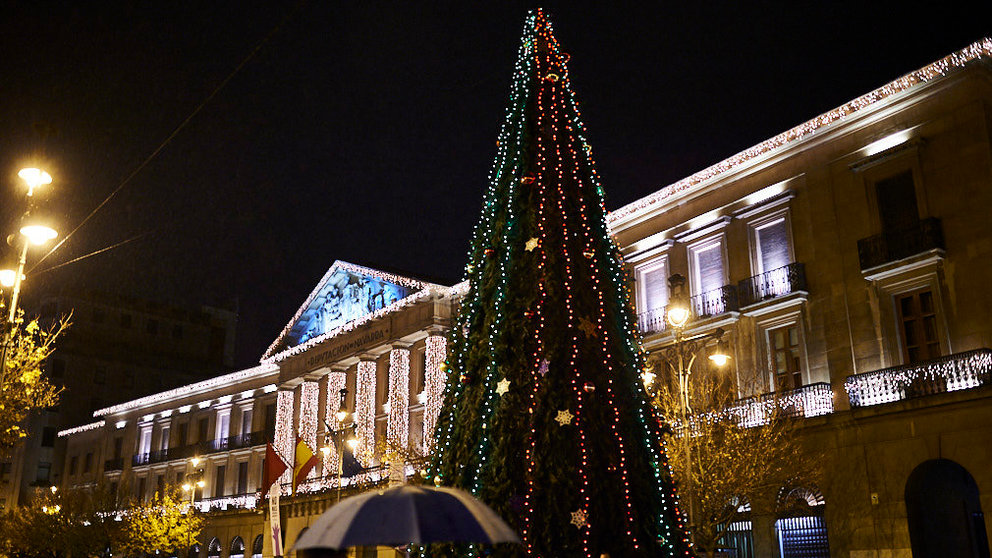 Las luces de navidad adornan Pamplona a menos de un mes de la Navidad. MIGUEL OSÉS 11