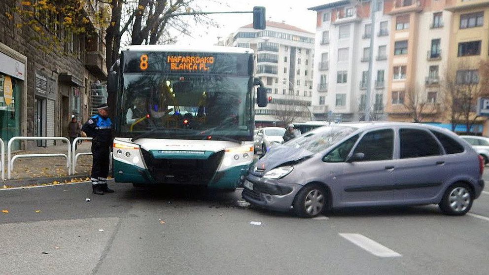 Un vehículo y una villavesa colisionaron en la avenida Baja Navarra este jueves en Pamplona.