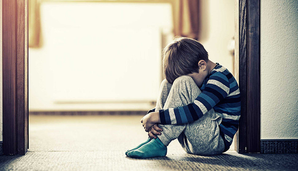 Imagen de un niño llorando en el suelo de su casa. ARCHIVO