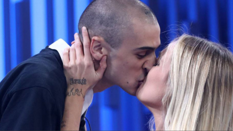 La concursante María Villar besa apasionadamente a su novio Pablo Amores durante su polémica visita a Operación Triunfo RTVE