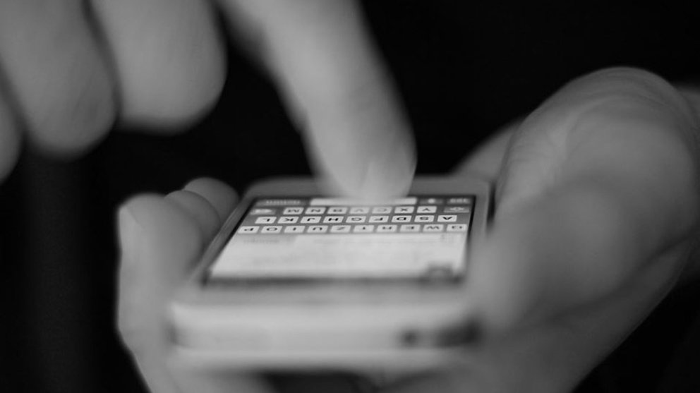 Una persona envía un mensaje a través de su teléfono móvil ARCHIVO