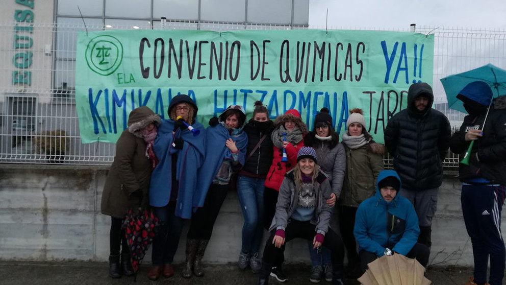 La plantilla de Equisalud organizó una protesta frente a la empresa