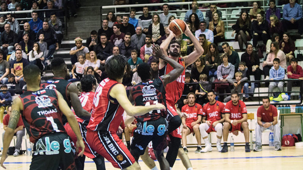 Edu Hernández Sonseca lanza el balón sobre la canasta rival. Basket Navarra.