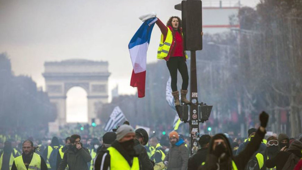 Los chalecos amarillos se manifiestan en las calles de París EFE