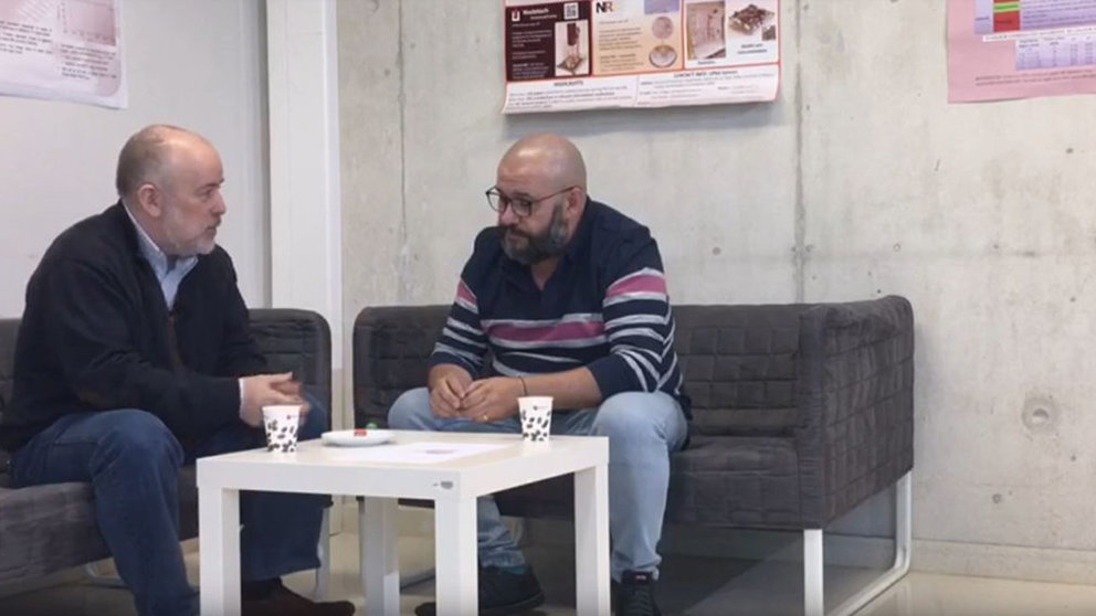 Los físicos Joaquín Sevilla y Javier Armentia en su espectáculo 'Ciencia en el bar'