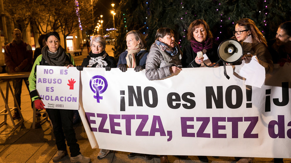 Concentración convocada por el colectivo feminista Andrea-Lunes Lilas para rechazar la violencia machista (04). IÑIGO ALZUGARAY