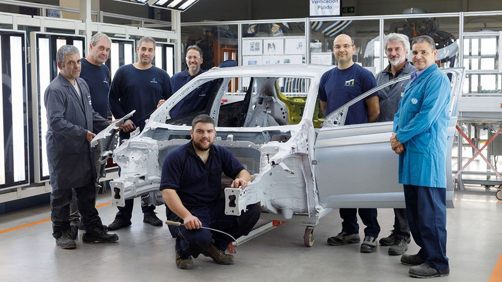 Trabajadores del Volkswagen durante el montaje de un vehículo VOLKSWAGEN NAVARRA