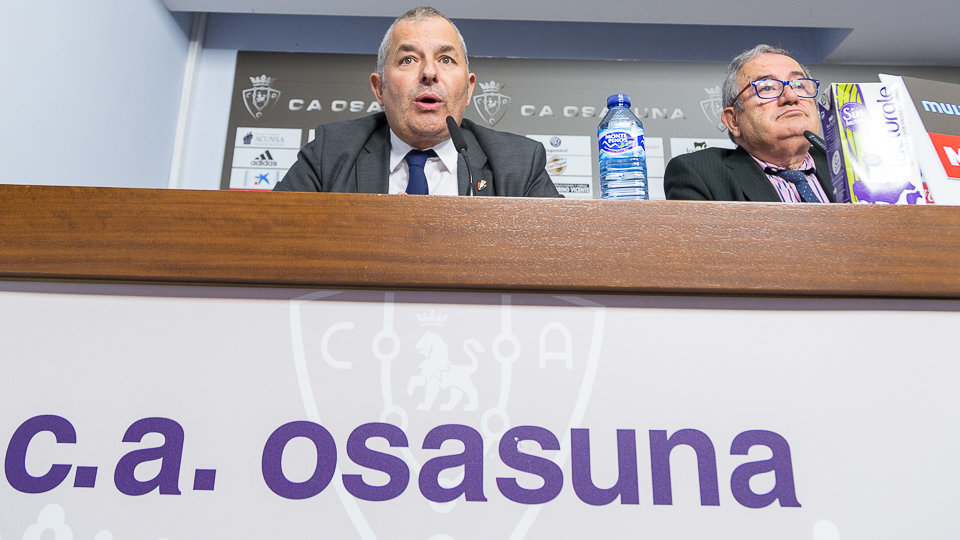 Luis Sabalza, presidente de Osasuna, y Fran Canal, director general del club, durante el balance de fin de año en la sala de prensa El Sadar (15). IÑIGO ALZUGARAY