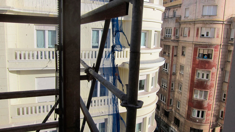 Imagen de un montacargas y un andamio colocado en una obra. EUROPA PRESS
