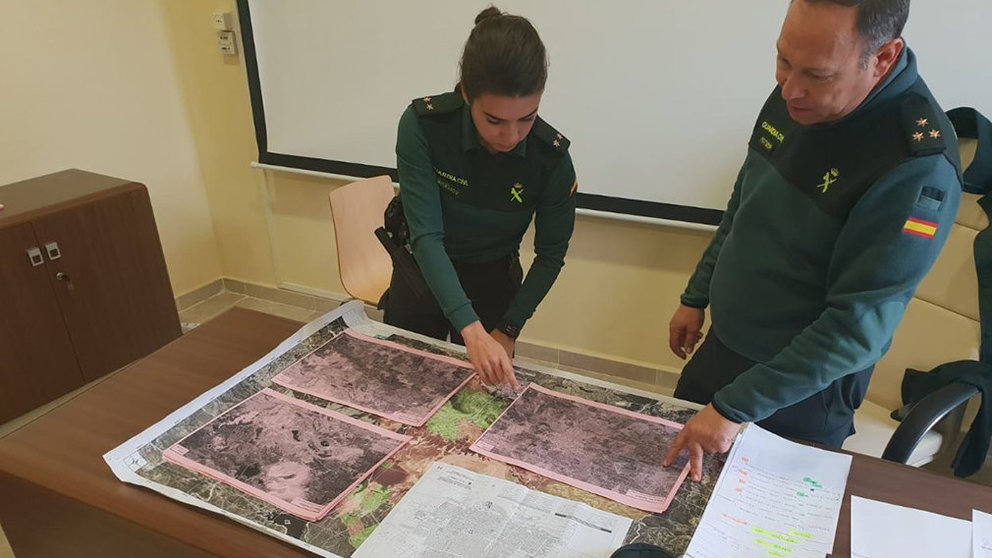 Dos miembros de la Guardia Civil observan varios mapas de la desaparición GUARDIA CIVIL