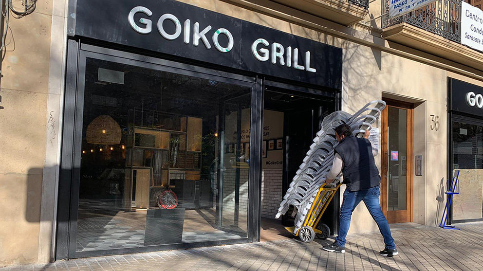 Un trabajador introduce parte del mobiliario en el local de Paseo Sarasate donde se va a ubicar la nueva hamburguesería Goiko Grill. NAVARRA.COM