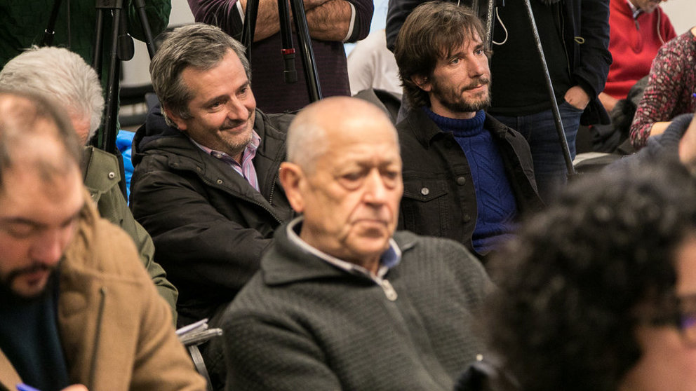 Los parlamentarios de Orain Bai explican las razones de la exclusión de los tres parlamentarios oficialistas del grupo de Podemos (23). IÑIGO ALZUGARAY