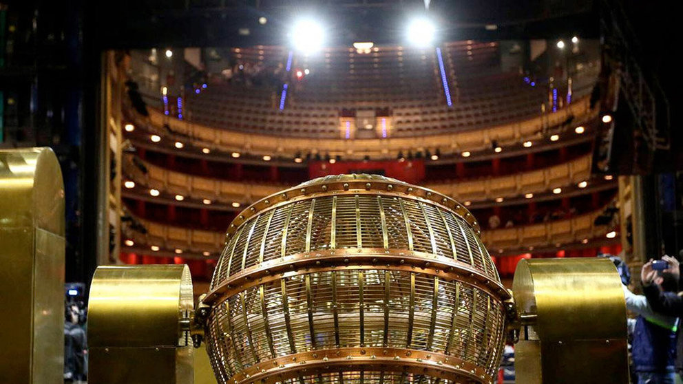 El bombo colocado sobre el escenario del Teatro Real de Madrid EE