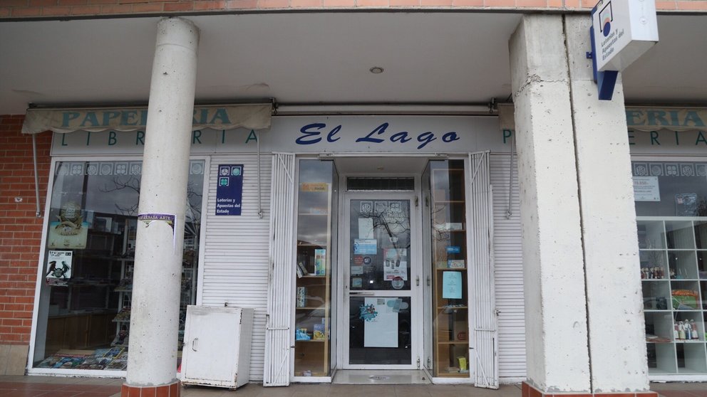 La librería El lago, en Mendillorri, ha venidido uno de los décimos del quinto premio de la Lotería de Navidad. IÑIGO ALZUGARAY
