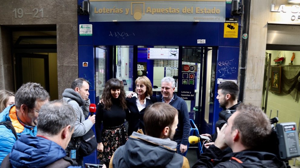 Tomás Ariztia, Asunción Daguerre y Edurne Laso celebran el premio Gordo vendido en la administración de la calle San Nicolás de Pamplona. IÑIGO ALZUGARAY