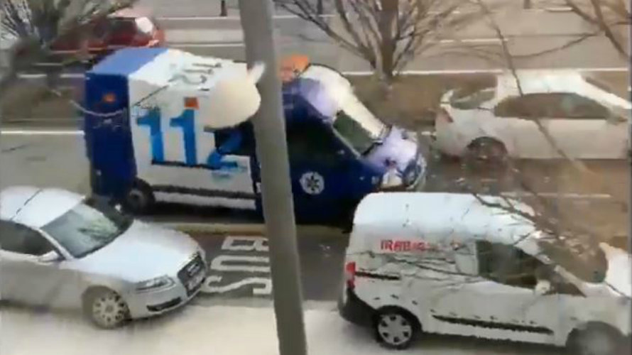 Imagen del vídeo que muestra coches subiéndose en la acera ante los problemas de una ambulancia para abrirse paso en la avenida 