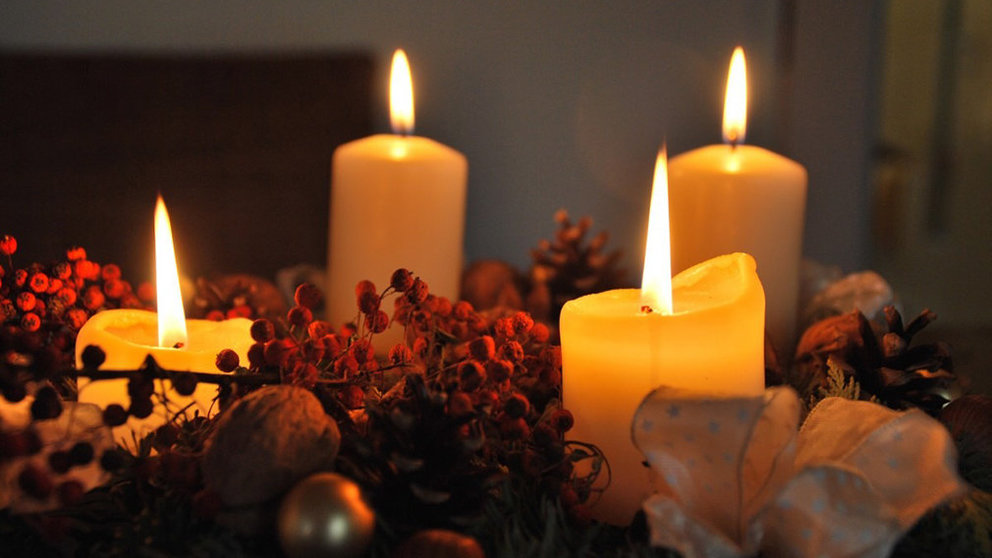 Imagen de unas velas encendidas junto a varios adornos de Navidad ARCHIVO