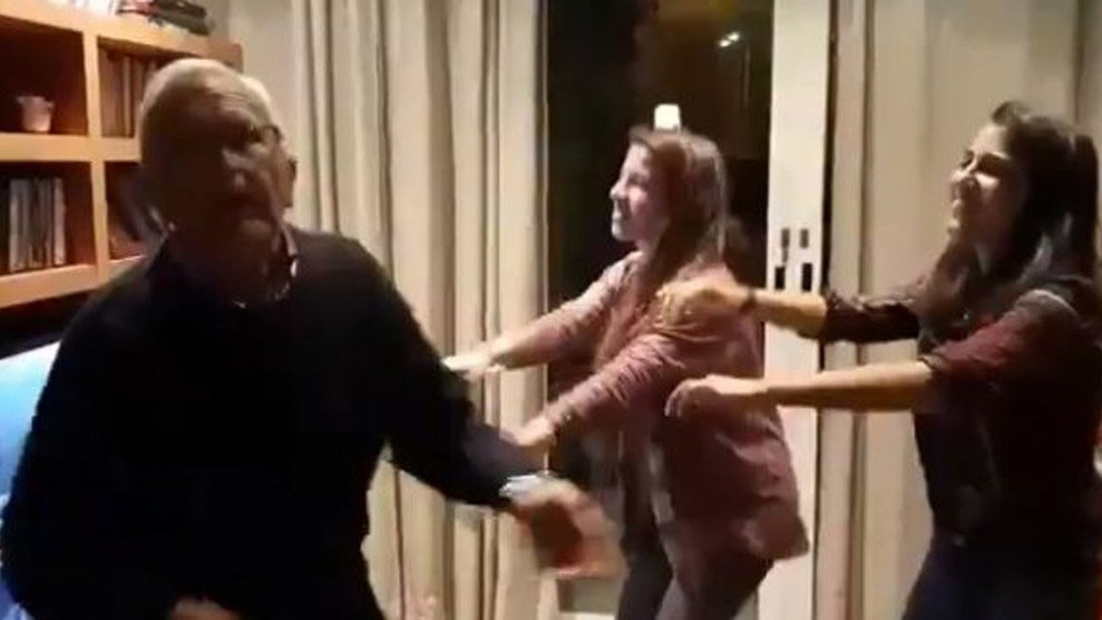 Fragmento del vídeo en el que se puede ver al hombre bailando junto a sus nietas en Nochebuena ARCHIVO