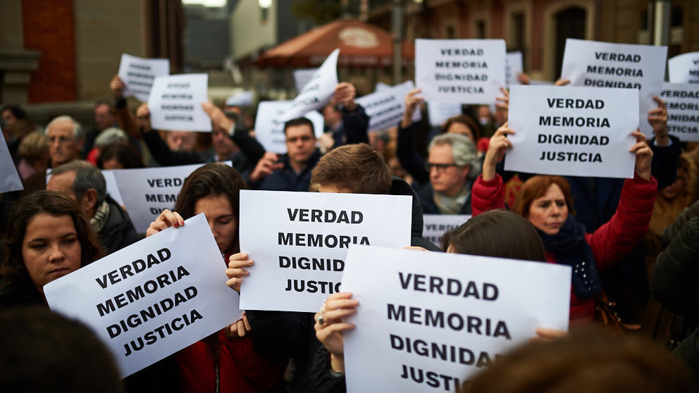 La Asociación Navarra de Víctimas del Terrorismo de ETA (ANVITE) organiza una concentración silenciosa con el lema _Verdad, Memoria y Dignidad' para mostrar su respeto y homenaje a las victi (6)