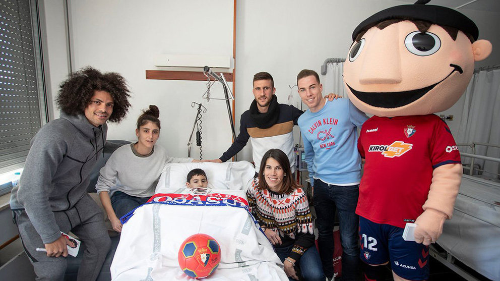 Visita de Osasuna a los niños hospitalizados en Vírgen del Camino. Twitter CA Osasuna.