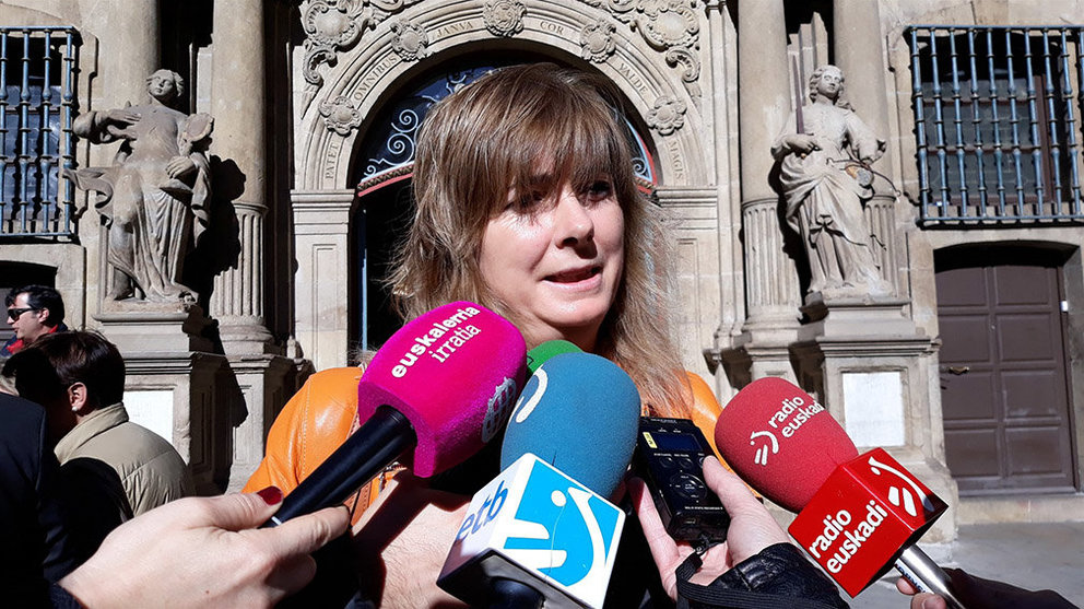 La consejera Ana Ollo atiende a los medios de comunicación frente a la fachada del Ayuntamiento de Pamplona EUROPA PRESS