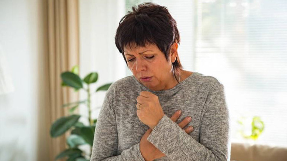 Imagen de una mujer mayor tosiendo enferma ARCHIVO