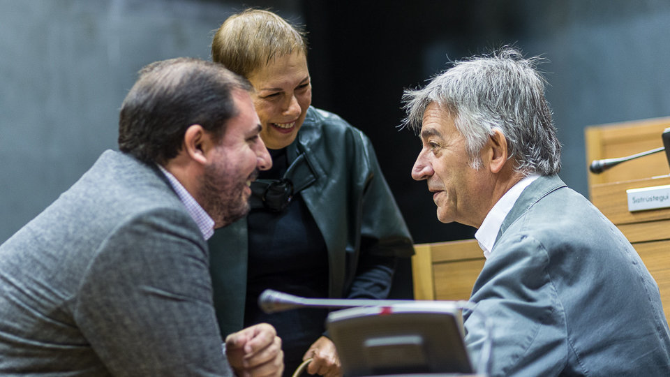Unai Hualde, Uxue Barkos y Koldo Martínez (Geroa Bai) en el pleno del Parlamento de Navarra (1). IÑIGO ALZUGARAY