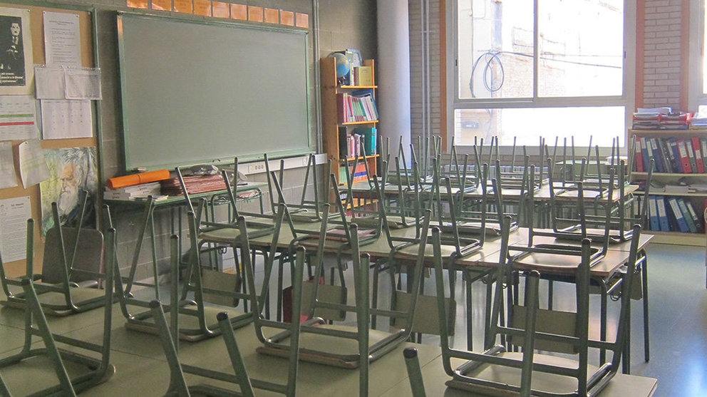Imagen de la clase de un instituto con las sillas recogidas encima de los pupitres ARCHIVO