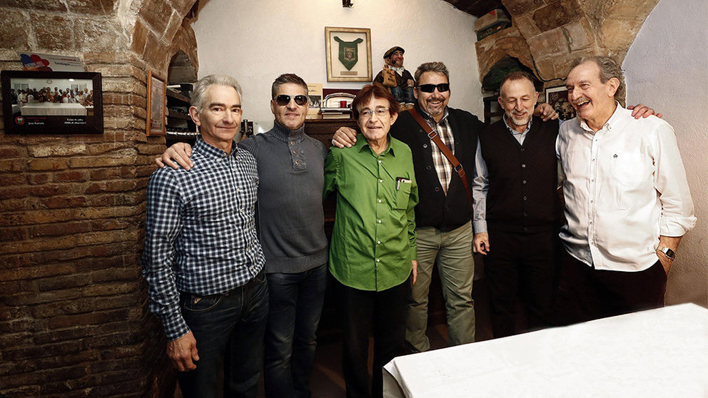 GRAF7931. PAMPLONA, 13/01/2019.- Los tres montañeros ciegos, Serafín Zubiri (2i), Alfonso Fidalgo (3d) y Javier Sáinz de Murieta (2d) posan junto a sus guías Josema Casimiro (i), Carmelo Larumbe (d) y Javier Garayoa (3i), en una reunión que han mantenido en Pamplona para celebrar el 25 aniversario de una ascensión que hizo historia, coronar el Aconcagua ( 6,059 metros). Una cordada de ocho personas encabezada por el montañero navarro Mari Abrego alcanzó la cima el 15 de enero de 1994, la primera vez que tres ciegos hicieron cumbre en esta montaña en la frontera de Argentina con Chile. EFE/Jesús Diges