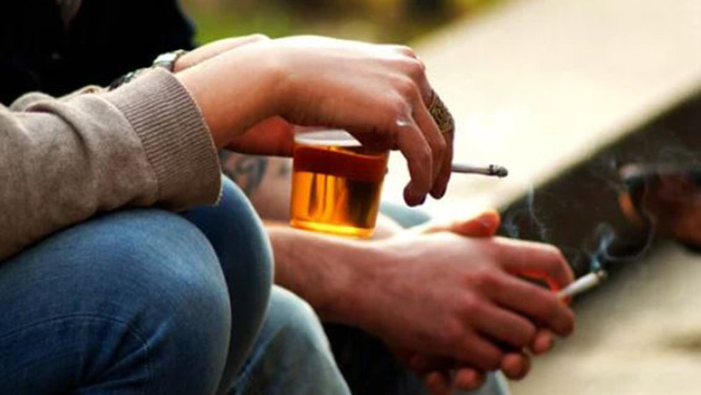 Varios jóvenes bebiendo alcohol y fumando. ARCHIVO.
